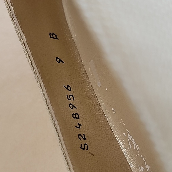 Stuart Weitzman Women's Taupe with Gold Heels Size 9B EUC - Picture 3 of 11